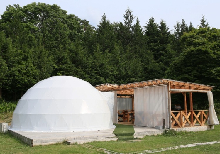 敷地内でグランピングを2棟運営しており、2024年にはサウナが追加されました。