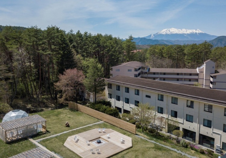 開放感のある自然が魅力的な、森の中に佇むホテルです。