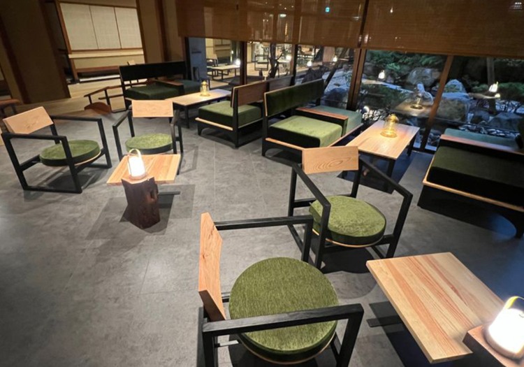 ラウンジではお酒や軽食を。オールインクルーシブの充実した食を支えます。