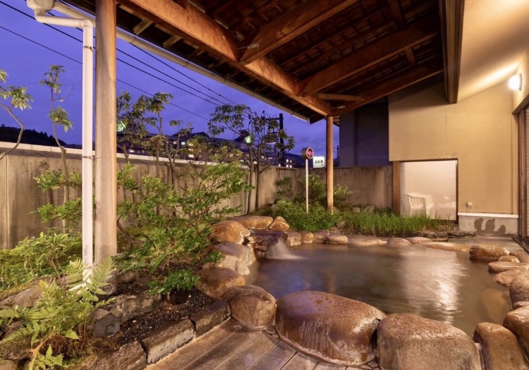 大きな石を使った浴槽が特徴的な露天風呂。心身ともにリラックスできる環境です。