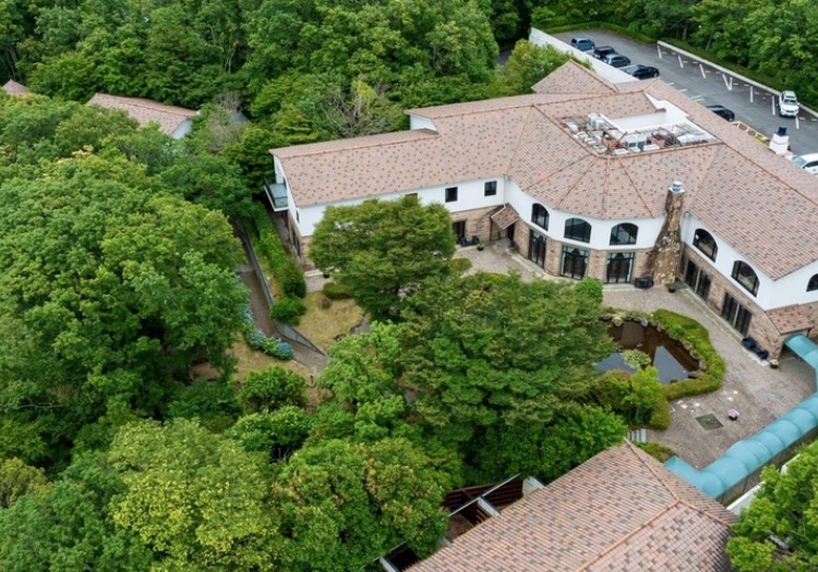 伊豆高原の森に包まれた場所から、お客様に癒しのひとときをお届けしています。