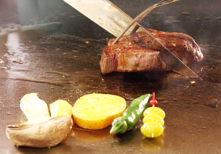 こだわりの料理と器でお客様をお迎えいたします。