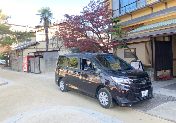 専用車でお客様の送迎も行なっています。