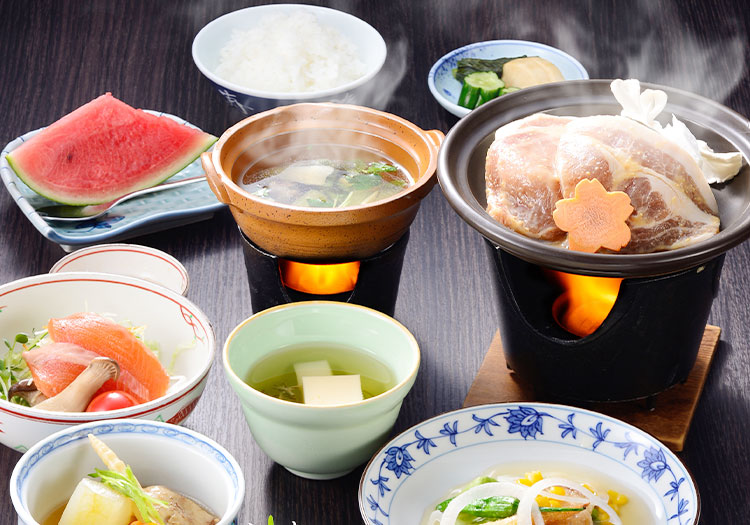 お客様が楽しみにされている当宿の和食会席料理。社員食堂も美味しいです！