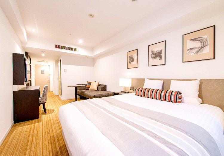 清潔感あふれ、ゆったりとくつろげる客室。