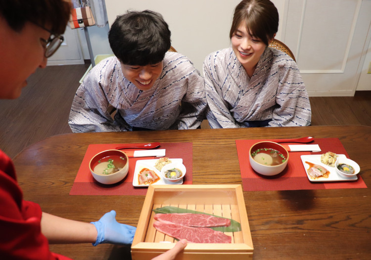 備え付けのキッチンで好きな料理を楽しむほか、夕食お届けサービスも。