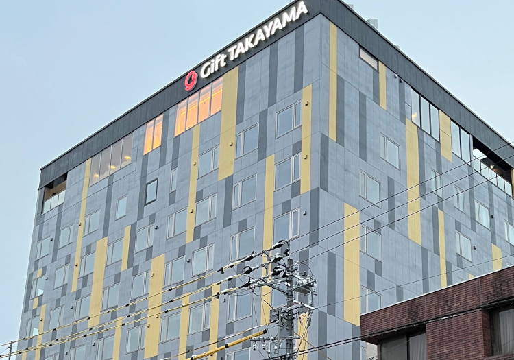 高山駅から徒歩5分の立地で、国内外多くのお客様にご利用いただいています。