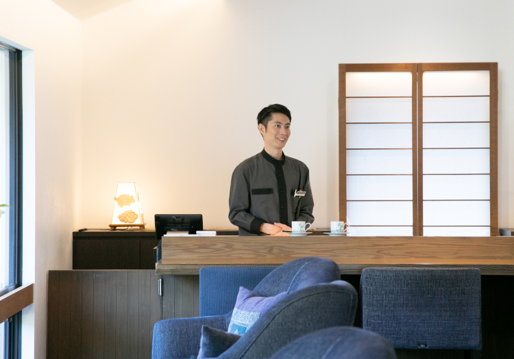 お迎えの瞬間から始まる至高の時間。洗練された所作と笑顔で、記憶に残る滞在を彩る