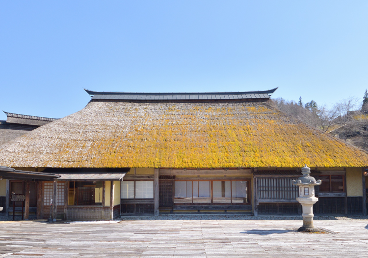 通気性・断熱性に優れた日本伝統のかやぶき家屋を全国から移築しました。