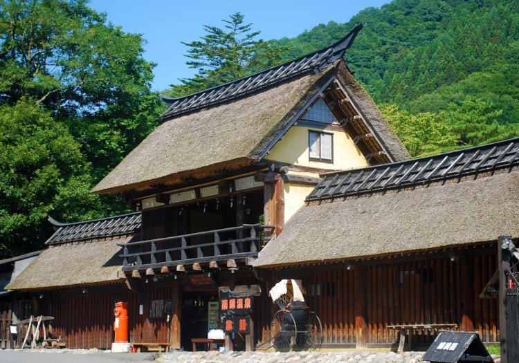 通気性・断熱性に優れた日本伝統のかやぶき家屋を全国から移築しました。