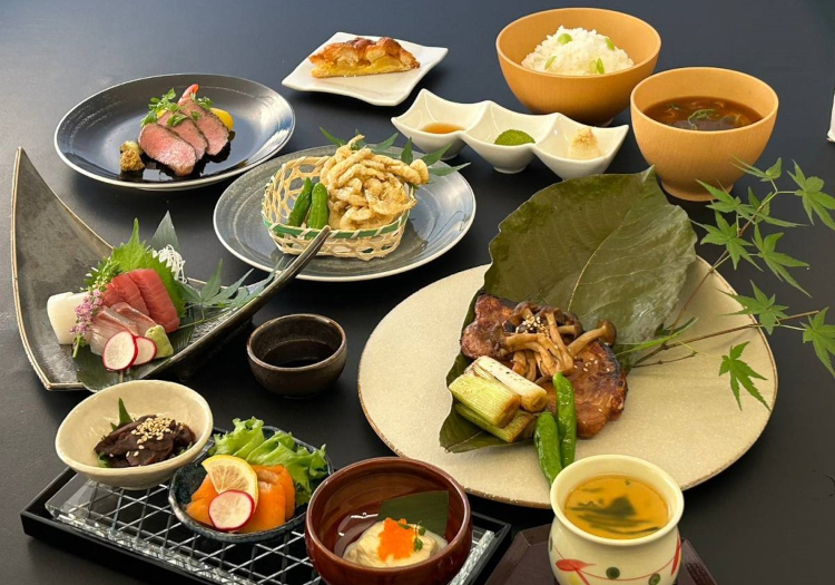 高山の食材を活かした選べる3つのコース料理。地酒との相性もお楽しみいただけます。