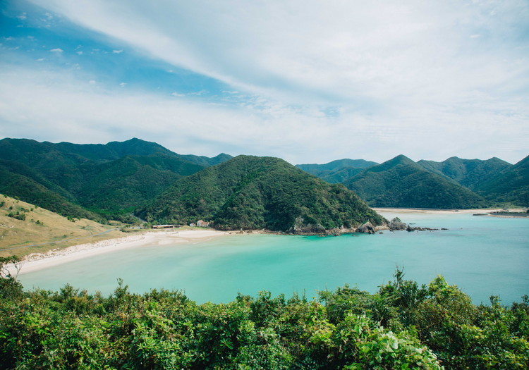 大自然に抱かれた美しい五島列島の景色。目の前には海が広がっています。