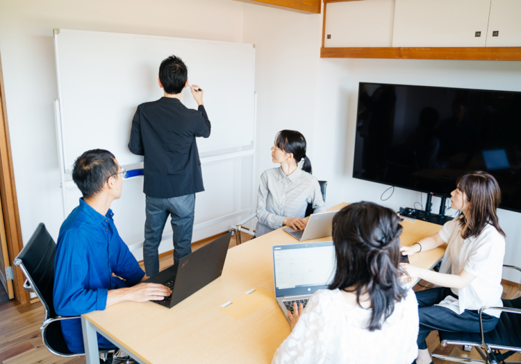 分からないことがあればいつでも相談できる環境なので、ご安心ください！