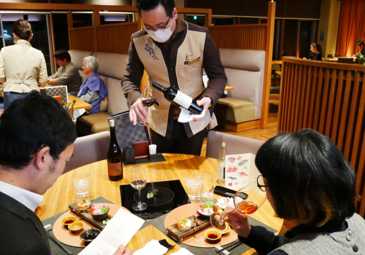 日本料理「菜す乃」でのサーブ風景。ワインソムリエの資格取得を目指すこともできます。