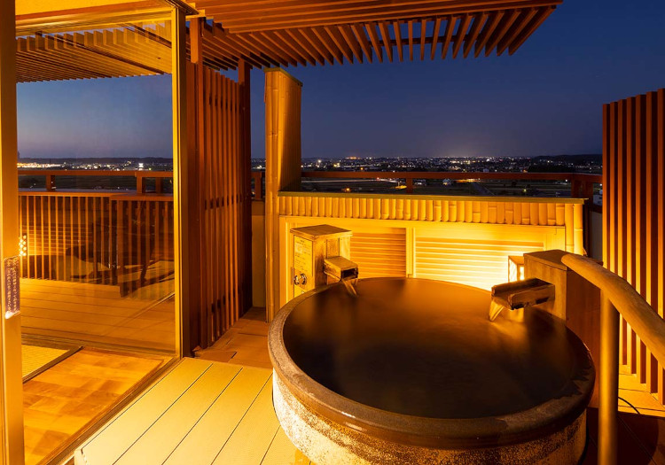 夜景を見渡せる、プライベートな客室露天風呂も人気です