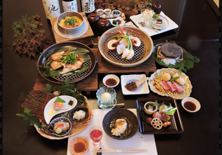 伊豆三大味覚と地場の恵みにこだわった創作料理も魅力。