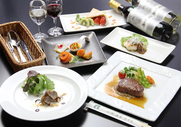 当館自慢の料理の1コース。料理長をはじめ調理人の腕がうなります