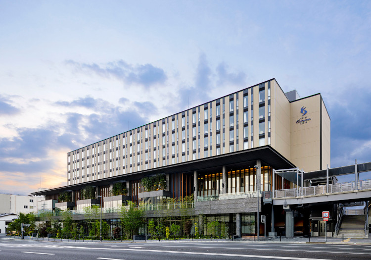 ホテル エミオン 京都 × サービススタッフ
