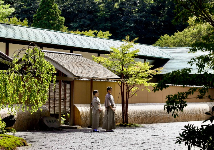 お迎えの瞬間から始まる至高の滞在。和の心と洗練された所作を体現