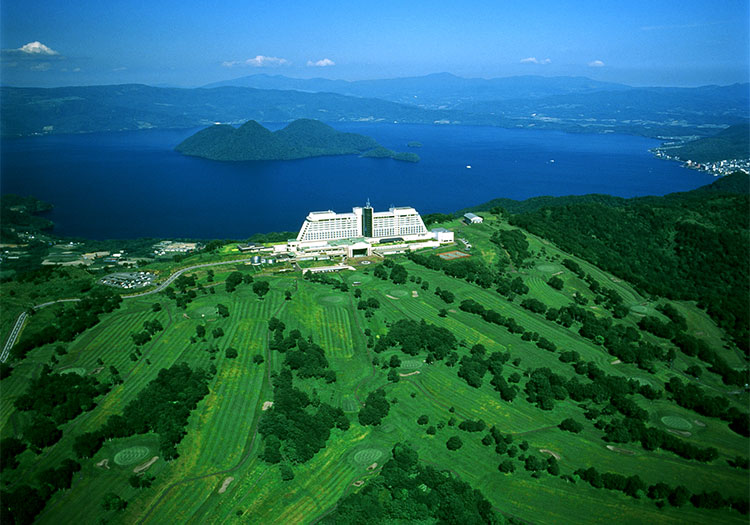 自然豊かな北海道の海・山の幸を贅沢に使用した料理が中心です