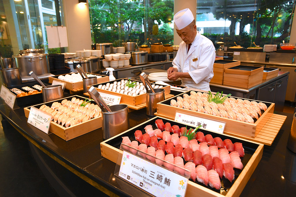 三崎港直送のマグロの握りがズラリ！見ているだけでワクワクします。