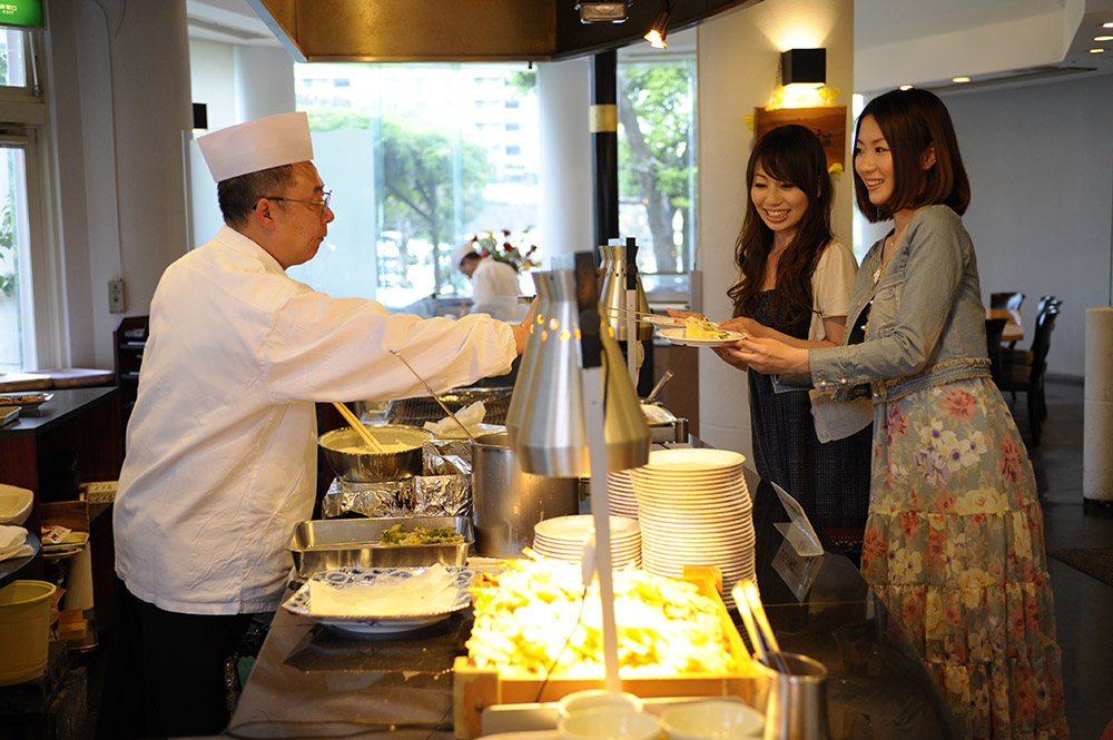 スタッフとお客様との“食”を通した交流が楽しい、三浦の味覚が食べ放題のバイキング