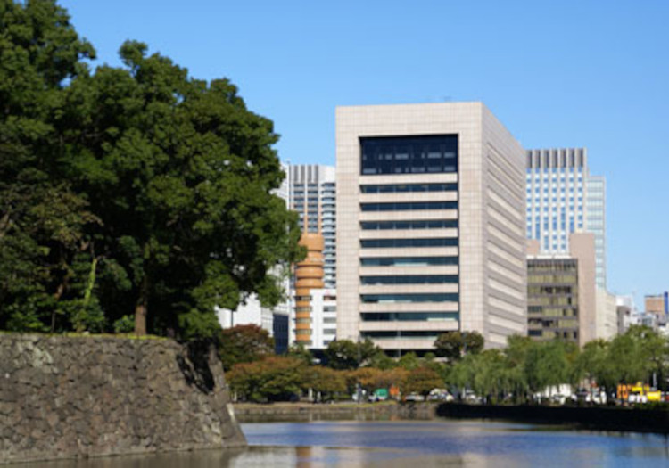 「竹橋駅」直結の好立地！皇居東御苑が目の前に広がっています。