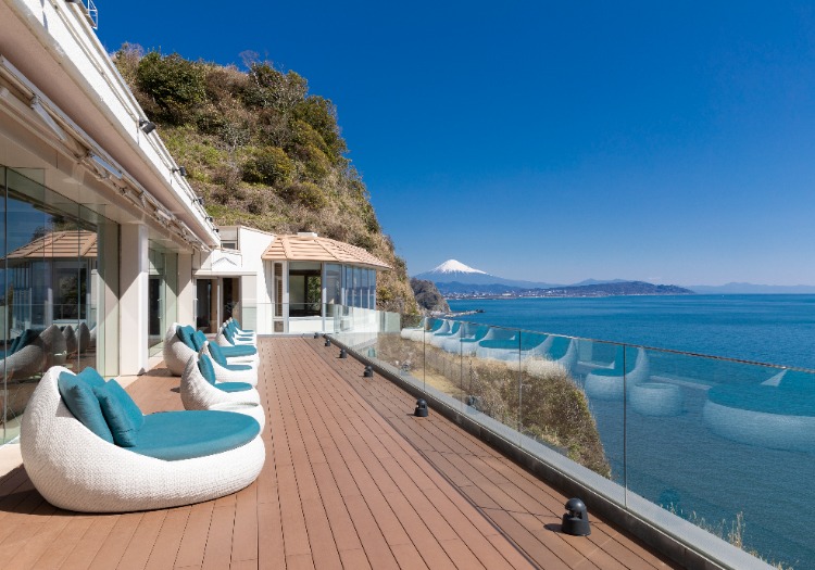 山や海を一望できる絶好のロケーションに立つ「焼津グランドホテル」。