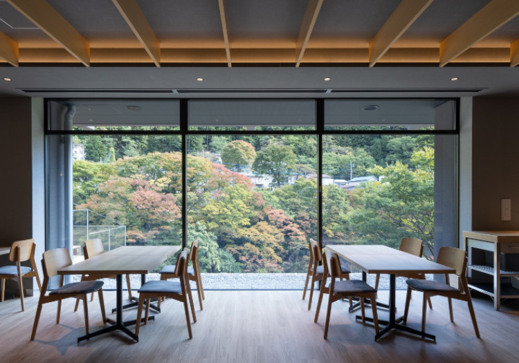 まるで巨大な自然のスクリーン。一面に張ったガラス越しに見える美しいみなかみの風景