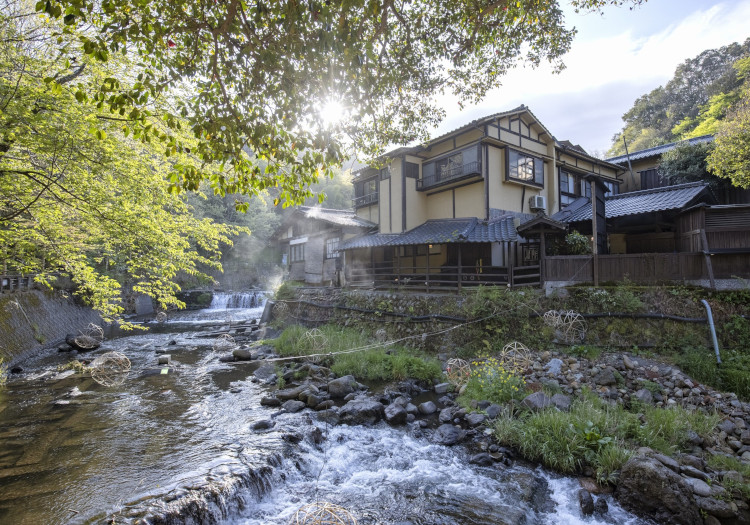 熊本・黒川温泉一帯が一つの旅館として団結し、お客様をお出迎えしています。