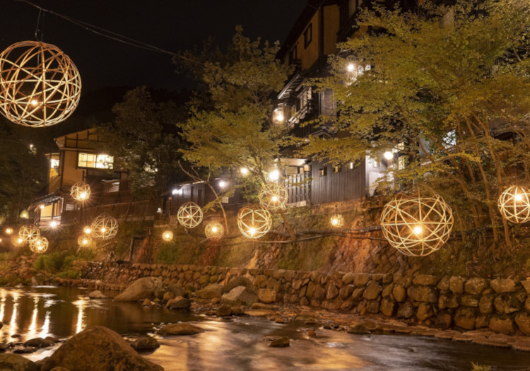 熊本・黒川温泉一帯が一つの旅館として団結し、お客様をお出迎えしています。