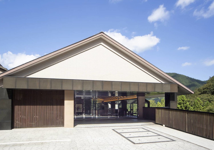 館内、ロビー、廊下や客室にたくさんのアートがちりばめられています