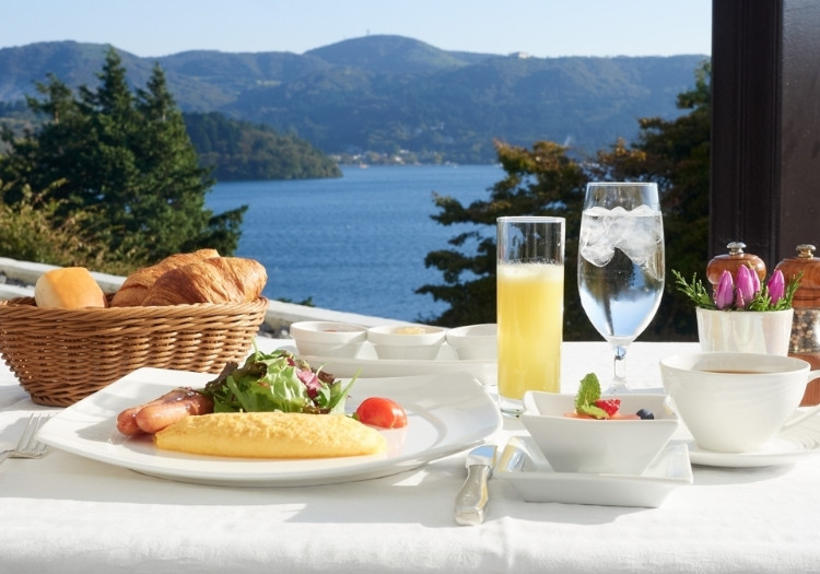 箱根・芦ノ湖の穏やかな景色を目の前に、爽やかな朝を迎えられます。