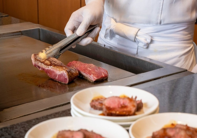 伊勢志摩の景色を望める環境で、お食事をお楽しみいただけます。