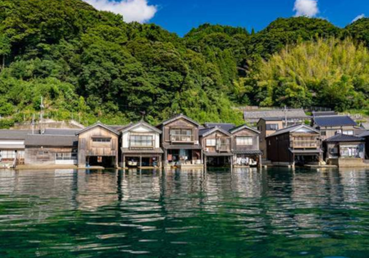 重要伝統的建造物群保存地区に選定されている「伊根の舟屋」までは、車で約10分。