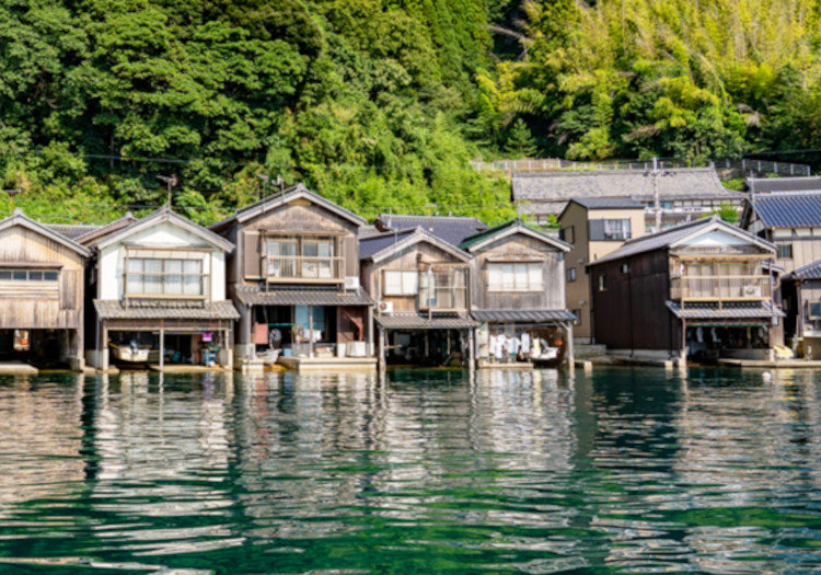 重要伝統的建造物群保存地区に選定されている「伊根の舟屋」までは、車で約10分。