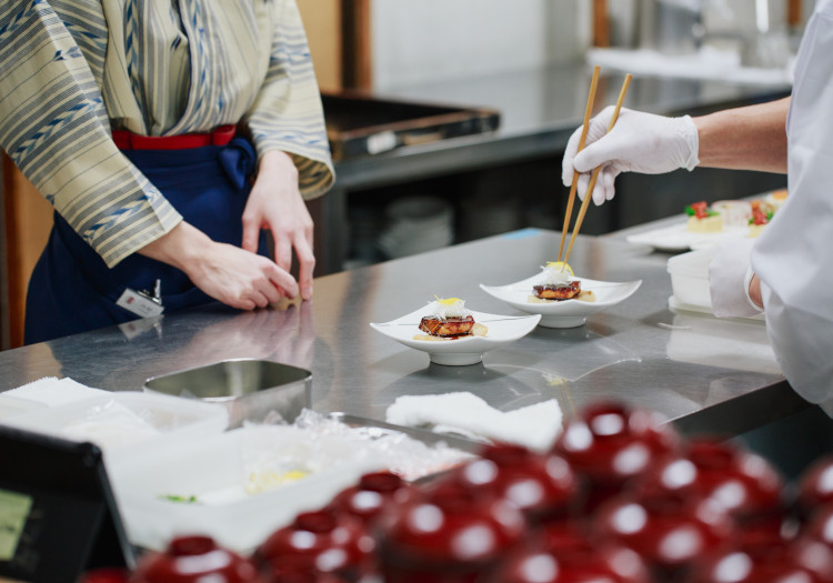 季節の食材や神戸牛を使用した会席料理で、有馬の思い出を永遠に