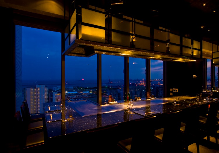 最上階のレストランでは、絶景とともに鉄板焼などの料理を楽しめます