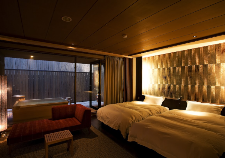 露天風呂付客室。静寂空間の中、こころゆくまで自慢の温泉を堪能いただいております