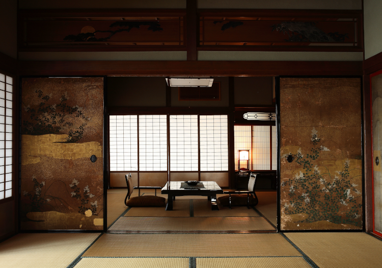 伝統を感じさせる数寄屋造りの離れ。緑に包まれたプライベート空間です