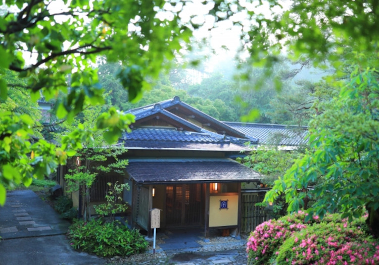 国定公園の中に佇む、全8室の静かな宿です。