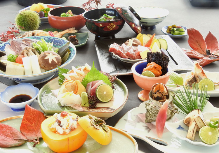 隠岐岩牡蠣や四季の旬な魚介類を盛り込んだ会席料理をご提供しています。