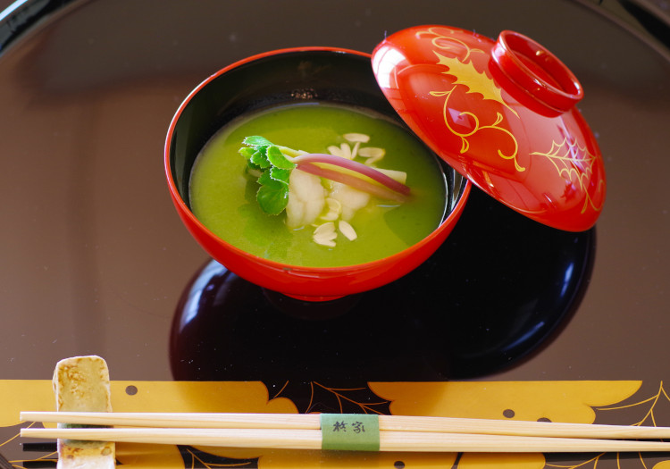 厳選した地元の食材を盛り込んだ、味わい深い京懐石をご堪能いただいています。