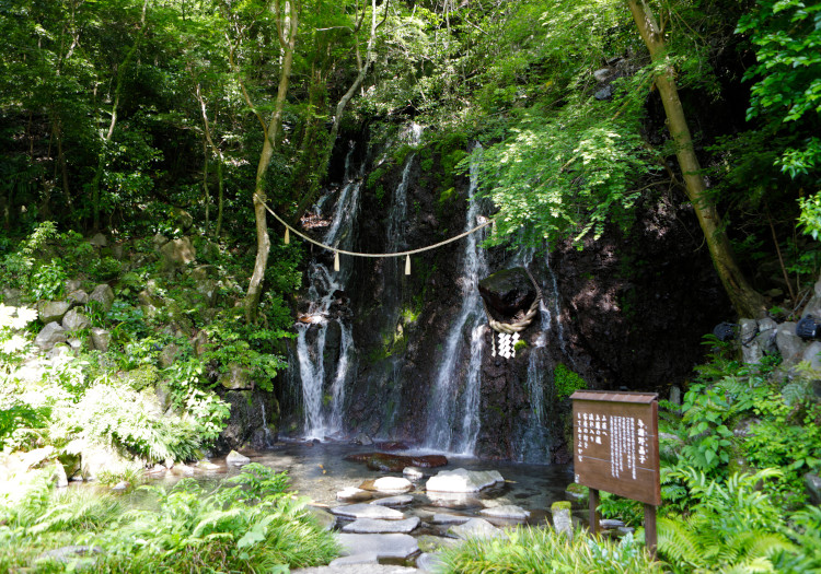 当館自慢の庭園には「玉簾の瀧」「玉簾神社」といったパワースポットも