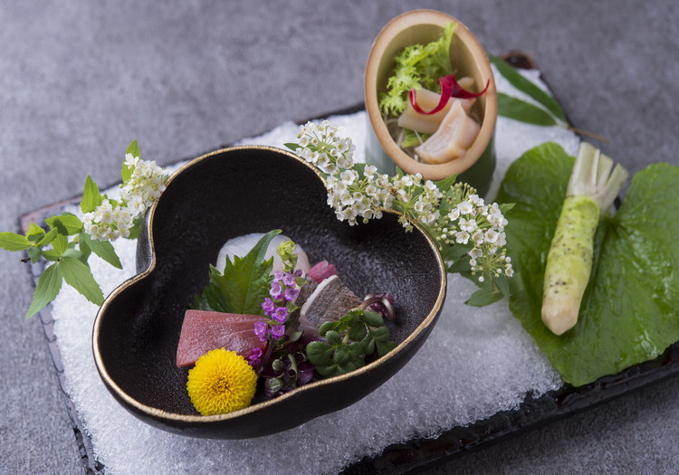 伊豆ならではの旬の海の幸・地場野菜をふんだんに使用し、個室でご提供する会席料理