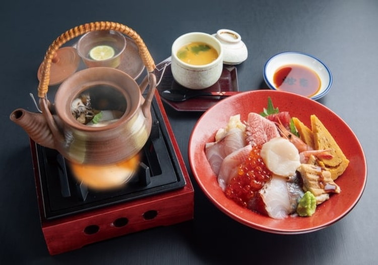 料理長厳選の魚介類を活かした海鮮丼などをご提供しています！