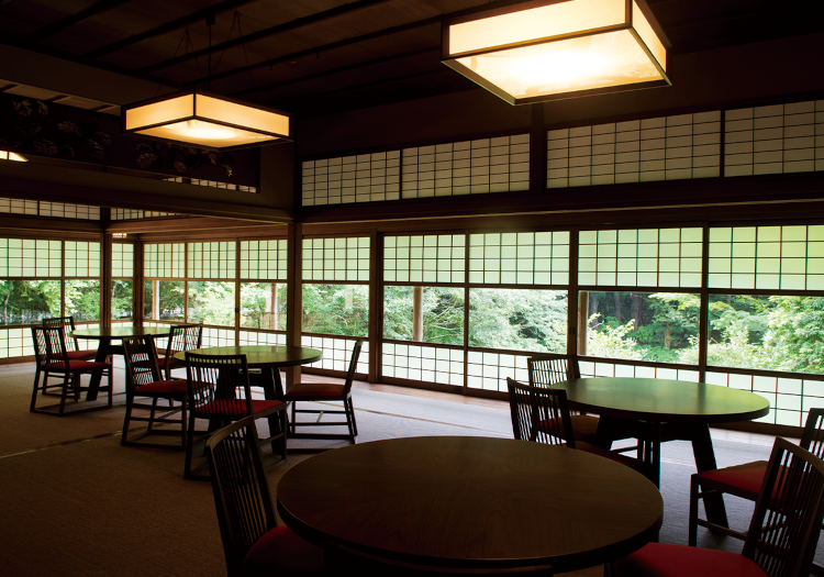割烹料理を提供する日本料理も大変好評。事前予約制で、1日1日手の込んだお料理を提供します。