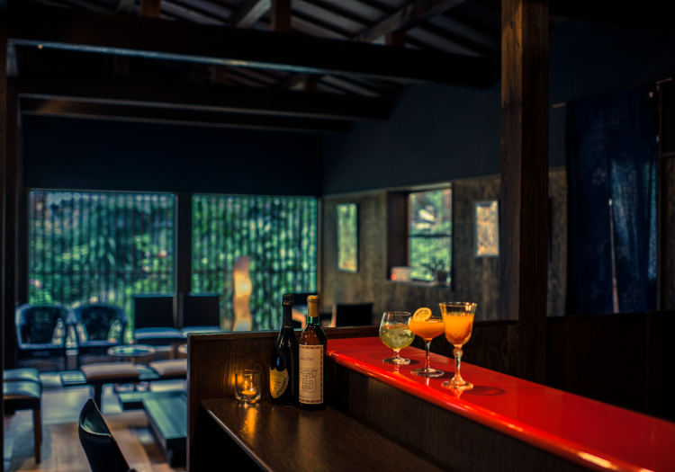 300年の歴史が息づく空間。お客様との会話が弾む、温かい出会いの場所。