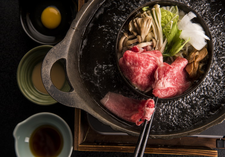 当旅館名物のすきしゃぶ鍋など、地元ならではの食材を味わえる料理をご提供。