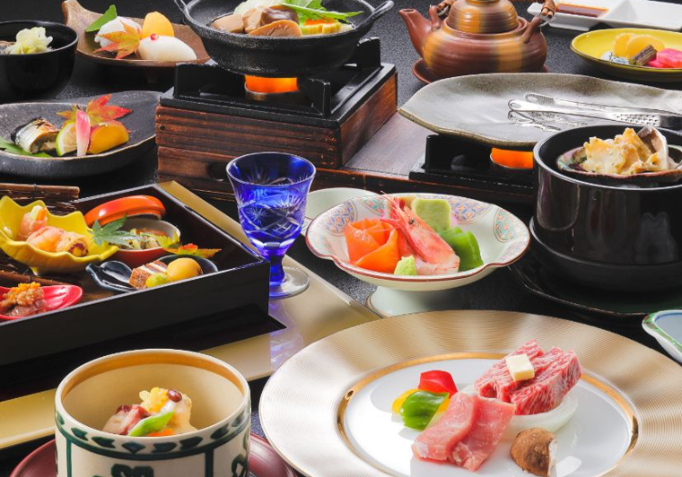 蔵王の四季をひと皿に込める華の会席膳。構成から器選びまで、「感性」が活きる舞台。